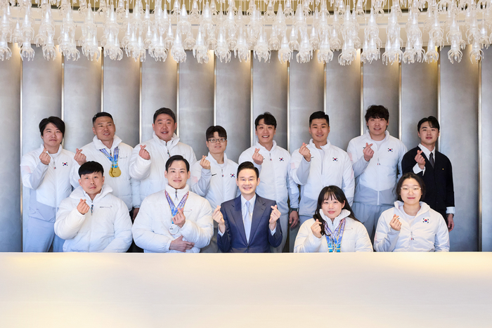 배동현 BDH재단 이사장이 국가대표 선수단과 기념사진을 촬영하고 있다. 사진=BDH재단