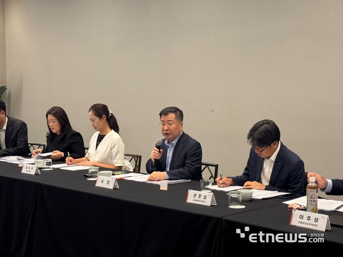 강경성 KOTRA 사장(오른쪽에서 두 번째)이 10일(현지시간) 칠레 산티아고에서 열린 '2026년 중남미지역 무역투자확대 전략회의'에서 발언하고 있다. KOTRA 제공