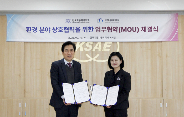 정종선 한국자동차환경협회 회장(왼쪽)과 정선경 한국자동차공학회 회장이 지난 10일 상호 협력을 위한 업무협약을 체결하고 기념 촬영을 하고 있다. [자료:한국자동차환경협회]