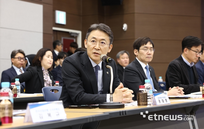 권대영 금융위원회 부위원장이 26일 오후 경북 구미시 구미컨벤션센터 대회의실에서 개최한 국민성장펀드·지역우대금융 간담회에서 민성장펀드 및 정책금융 지방우대 정책을 설명하고, 지방 정부와 기업 등 목소리를 청취했다. [사진= 금융위 제공]