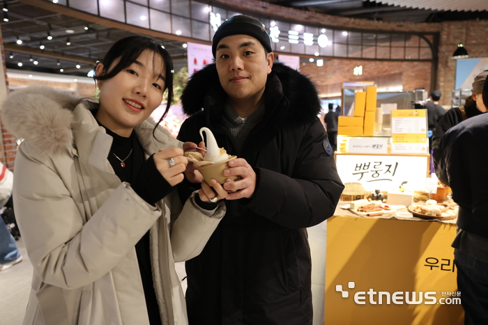10일 경기 고양시 현대백화점 킨텍스점에서 열린 '뿌룽지' 팝업스토어에서 시민들이 디저트 시식을 하고 있다.