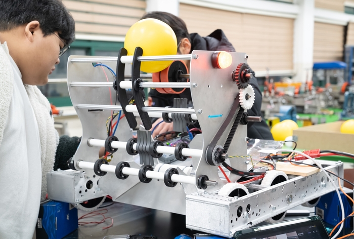 로보락은 청소년들이 로봇 기술을 직접 설계하고 제작하며 학습할 수 있는 교육 환경 조성을 목표로 한 사회공헌 활동을 진행한다고 5일 밝혔다. 청소년 로봇팀 '터틀리스'가 로봇을 제작하고 있다. 사진제공-=로보락