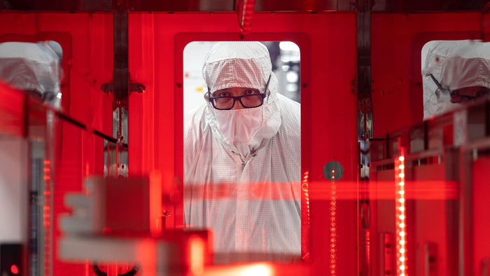 텍사스 인스트루먼트(TI)의 텍사스주 공장에서 작업자가 웨이퍼 이송을 모니터링하고 있다. (사진=TI)