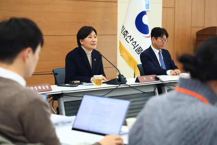 송미령 농림축산식품부 장관이 9일 정부세종청사에서 열린 출입기자단 정례간담회에서 기자들의 질문에 답하고 있다. (사진=농림축산식품부)