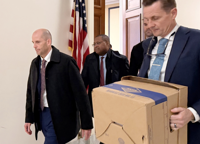 해롤드 로저스 쿠팡 한국법인 임시 대표(왼쪽)가 23일(현지시간) 미국 워싱턴DC 연방 하원 법사위에서 비공개 증언을 마친 뒤 나오고 있다. 〈연합뉴스〉