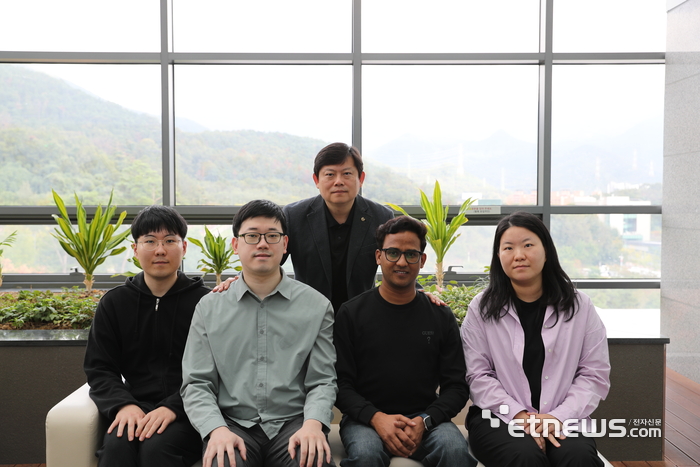 인수일 DGIST 에너지공학과 교수(사진 중앙 상단) 와 연구팀원들.