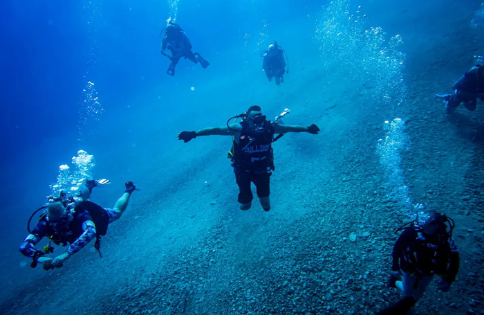 이집트 블루홀 다이빙에 성공한 하반신 마비 장애인 존 가쉬. 사진=뉴욕포스트 / SWNS