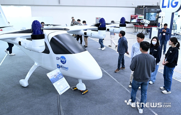국토교통부가 주최한 2024 대한민국 드론 박람회에서 관람객이 연구용 도심항공교통(UAM) 기체 오파브(OPPAV)를 살펴보고 있다. 김민수기자 mskim@etnews.com