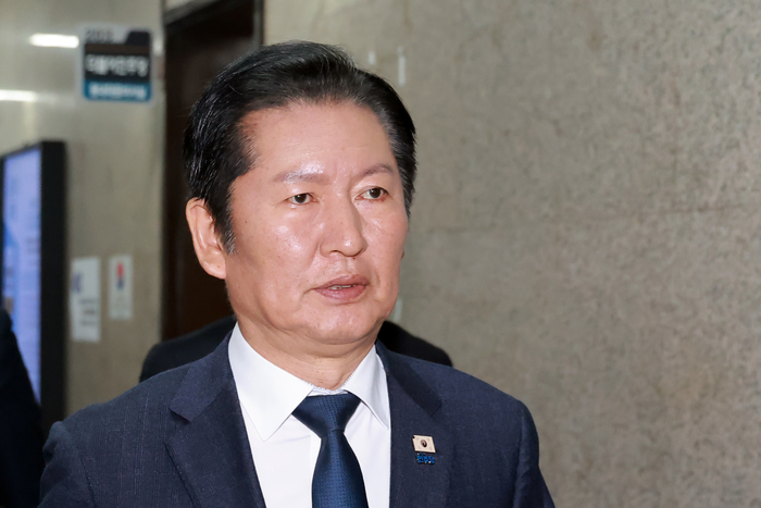 불어민주당 정청래 대표가 10일 국회에서 조국혁신당과의 합당 논의를 주제로 열린 비공개 의원총회를 마치고 당 대표실로 향하고 있다. 연합뉴스