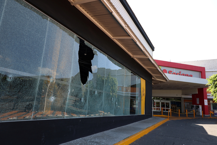 멕시코 마약 카르텔 수장 '엘 멘초' 사살 이후 조직의 보복으로 멕시코 과달라하라의 한 수퍼마켓 유리창이 깨진 모습. 사진=로이터 연합뉴스