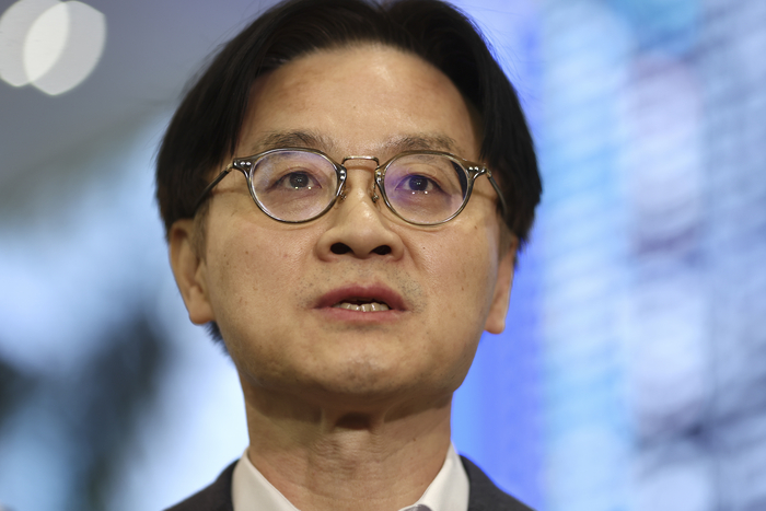 도널드 트럼프 미국 대통령의 대 한국 관세 재인상 위협에 대응하기 위해 미국을 방문한 김정관 산업통상부 장관이 31일 인천공항 터미널2을 통해 귀국 후 취재진 질문에 답하고 있다. 연합뉴스