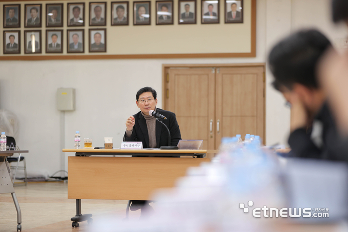 이상일 용인시장이 2일 처인구청 대회의실에서 간부 공무원 회의를 열고, 반도체 산업 현안에 대해 논의하고 있다.