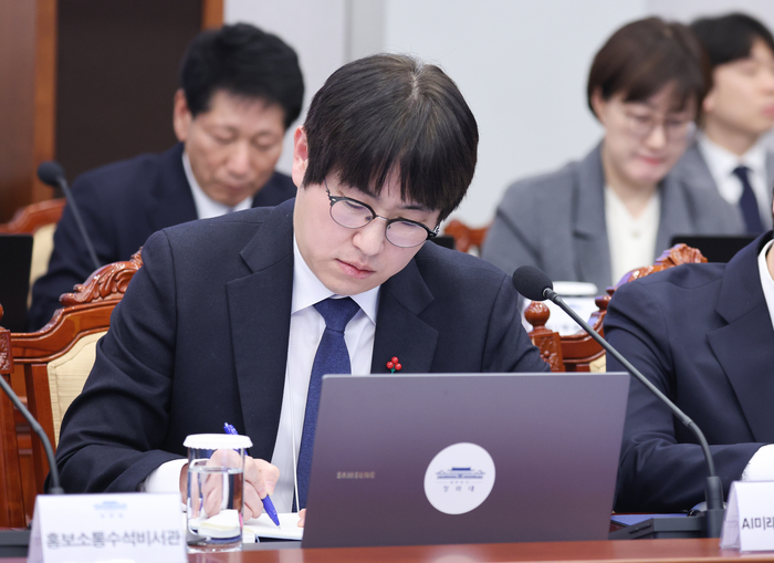 하정우 AI미래기획수석이 8일 청와대에서 열린 수석보좌관회의에서 이재명 대통령의 발언을 듣고 있다. 연합뉴스