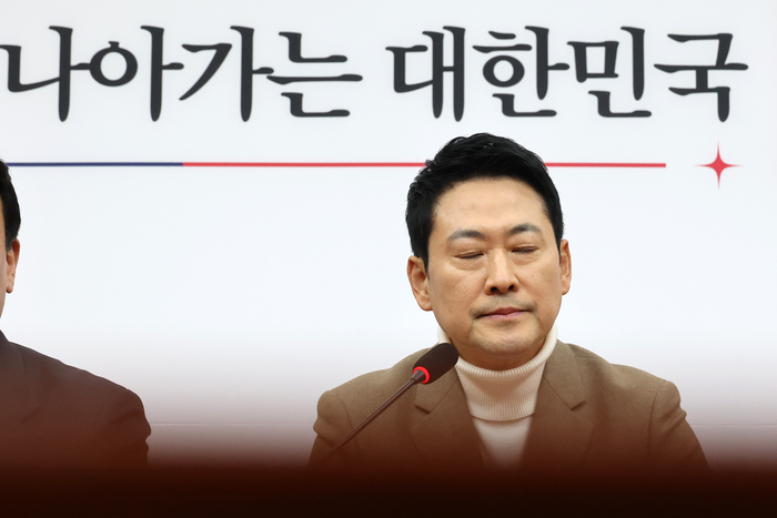 국민의힘 장동혁 대표가 5일 국회에서 당내 사퇴론과 재신임 투표론 관련 입장 발표 기자간담회를 열고 “오늘(5일)부터 내일까지 자신에 대한 사퇴 혹은 재신임 투표 요구가 있다면 전 당원 투표를 하겠다”며 “재신임을 받지 못한다면 당대표직과 국회의원직을 내려놓겠다”고 밝히고 있다. 연합뉴스