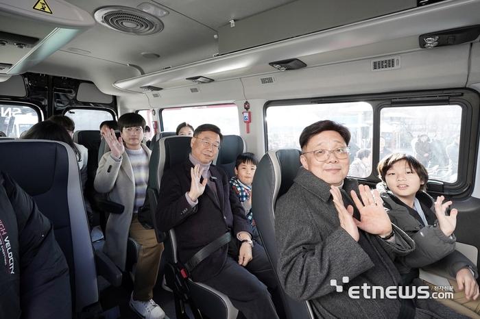 지난 9일 '성남시 자율주행 자동차 시승식' 행사에 참여한 신상진 성남시장과 시민들이 시승에 앞서 기념 촬영을 하고 있다.