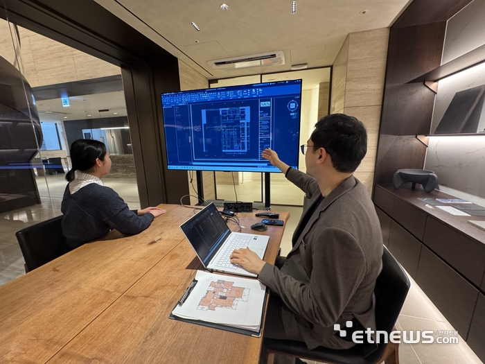 SKS 서울 전문 디자이너가 도면을 놓고 상담하고 있다.