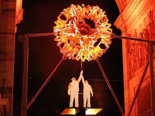 2026 밀라노ㆍ코르티나담페초 동계올림픽이 개막한 6일(현지시간) 이탈리아 밀라노 '평화의 아치'(아르코 델라 파체·Arco della Pace) 성화대에서 성화 최종 주자로 나선 이탈리아 알파인 스키의 전설 데보라 콤파뇨니와 알베르토 톰바가 리프트를 타고 올라가 성화를 점화하고 있다. 사진=연합뉴스