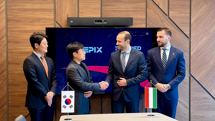 HULEO 프로그램 협력 계약 체결식에서 조성익 텔레픽스 대표(왼쪽 두번째)와 레벤테 발로그 렘레드 대표(오른쪽 두번째)가 악수를 나누고 있다. (텔레픽스 제공)