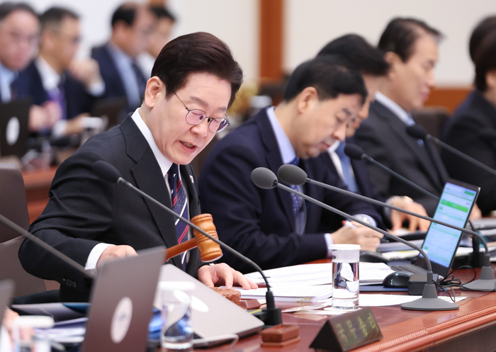 이재명 대통령이 24일 청와대에서 의사봉을 두드리며 국무회의 개회를 선언하고 있다. [청와대통신사진기자단] 연합뉴스.