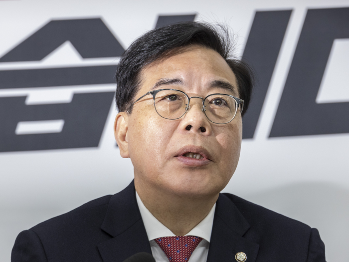 국민의힘 송언석 원내대표가 27일 국회에서 열린 기자간담회에서 현안 관련 발언을 하고 있다. 연합뉴스