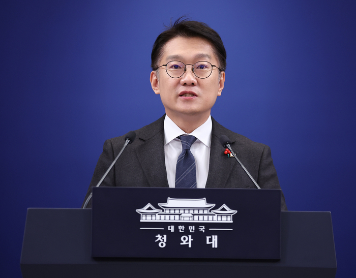 김남준 대변인이 24일 청와대 춘추관에서 이재명 대통령과 김혜경 여사의 희귀 질환 환우·가족 현장 간담회 참석 관련 브리핑을 하고 있다. 2025.12.24 연합뉴스