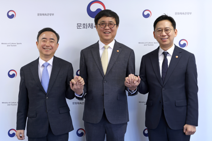 임문영 국가AI전략위원회 부위원장(왼쪽부터), 최휘영 문화체육관광부 장관, 배경훈 부총리 겸 과학기술정보통신부 장관이 26일 인공지능 학습 저작물 활용 촉진을 위한 긴급회동후 사진촬영하고 있다. ⓒ위원회