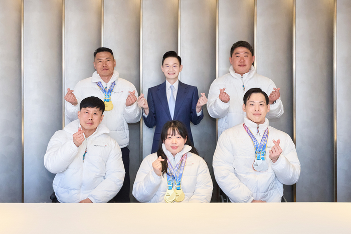배동현 BDH재단 이사장이 BDH 파라스 선수단과 기념사진을 촬영하고 있다. 사진= BDH재단