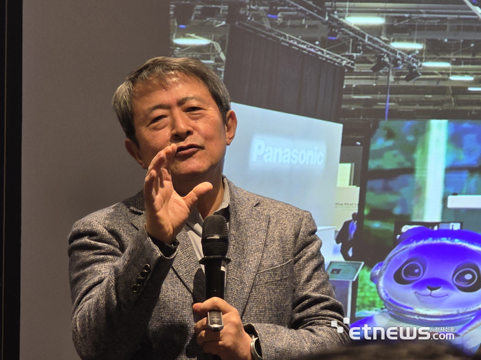 김용석 디스플레이 혁신사업단장(홍익대 교수)이 12일 서울 엘타워에서 열린 '디스플레이 융합산업 전망 포럼'에서 발표하고 있다. (사진 = 김영호 기자)