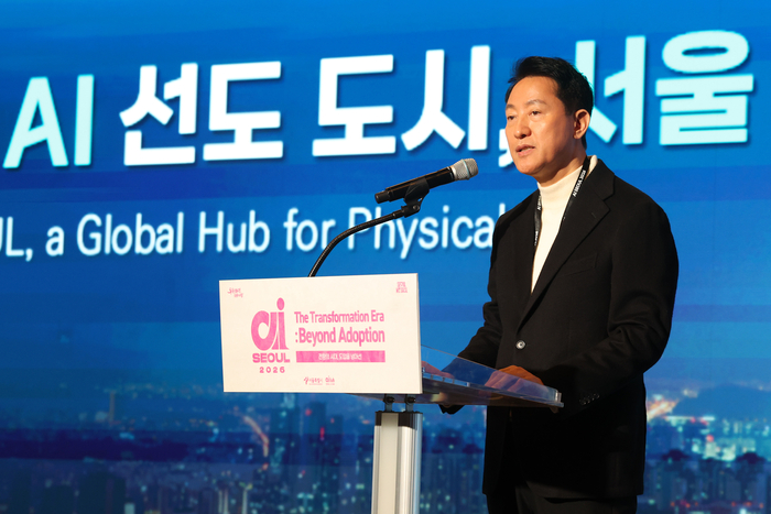 오세훈 서울시장이 30일 서울 강남구 코엑스에서 열린 'AI 서울 2026' 콘퍼런스에서 '피지컬 AI 선도도시, 서울' 선언을 하고 있다.   연합뉴스