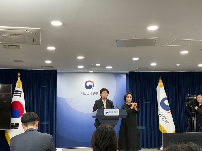 정은경 보건복지부 장관이 25일 정부서울청사에서 열린 '응급환자 이송체계 혁신 시범사업'을 설명하고 있다.