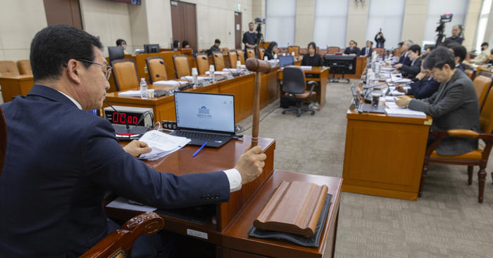 국회 행정안전위원회 신정훈 위원장이 23일 국회에서 열린 행안위 전체 회의에서 여당 주도로 상정된 국민투표법을 처리하고 있다. 연합뉴스