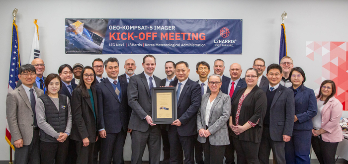 최종진 LIG넥스원 부사장(왼쪽 여섯번째), 폴 월로셱 L3해리스 부사장(왼쪽 다섯번째) 등 착수회의에 참석한 주요 인사들이 기념사진 촬영을 하고 있다.