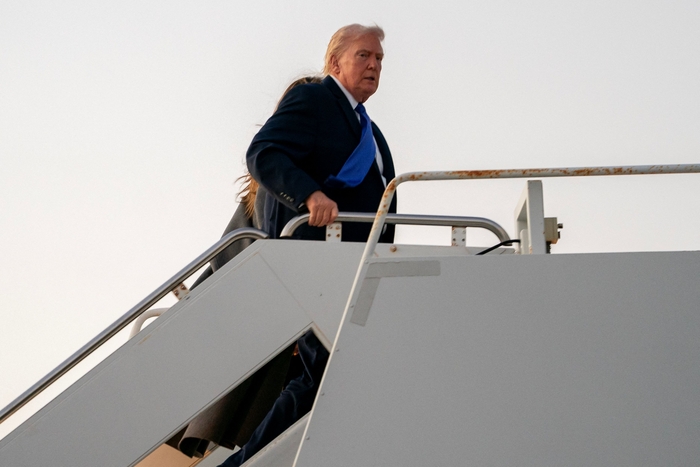 팜비치 국제공항에서 대통령 전용기에 오르고 있는 도널드 트럼프 미국 대통령. 사진=AFP 연합뉴스