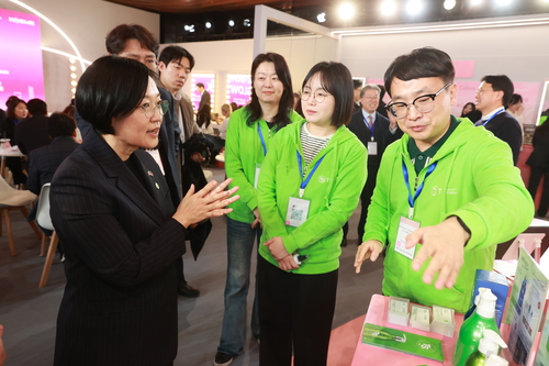 한성숙 중소벤처기업부 장관이 7일 중국 상하이에서 열린 '상하이 K-뷰티 글로우 위크'에서 행사장을 둘러보고 있다.