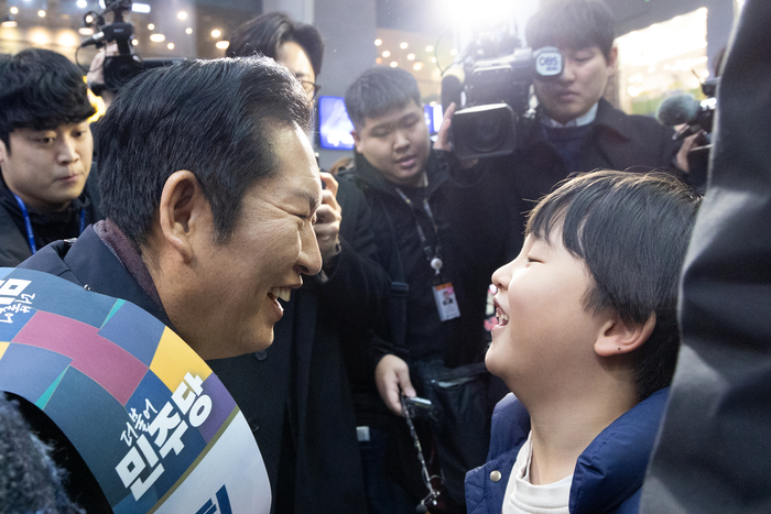 더불어민주당 정청래 대표와 한병도 원내대표 등 당 지도부가 13일 서울 용산역에 귀성인사차 방문, 어린이와 인사하고 있다. 연합뉴스