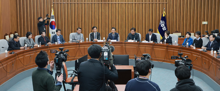 더불어민주당 정청래 대표가 6일 국회에서 3선 의원들과 간담회를 하며 인사말하고 있다. 연합뉴스