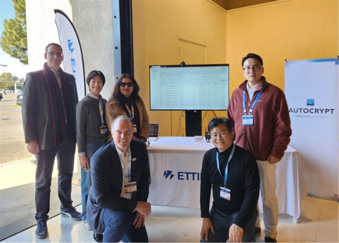 5GAA 총회 임원진을 대상으로 V2X 톨링 서비스 시연 후 기념촬영을 했다. 왼쪽부터 5GAA 팀 라인뮬러부회장, 에티포스 제인 리글로벌사업개발팀장, 5GAA 조티 샤르마이사, 5GAA 막심 플라몽 CTO, 에티포스 홍승수 상무, 아우토크립트 조현준 이사