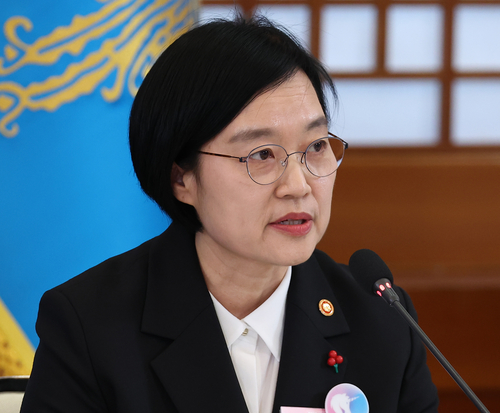 한성숙 중기부 장관이 지난달 30일 청와대에서 열린 국가창업시대 전략회의 'K-스타트업이 미래를 만든다'에서 '모두의 창업프로젝트' 관련 보고를 하고 있다.