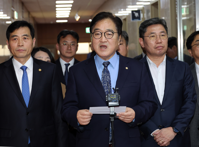 우원식 국회의장이 19일 국회의장실 앞에서 윤석열 전 대통령 내란 우두머리 혐의 1심 선고 직후, 소회를 밝히고 있다. 연합뉴스