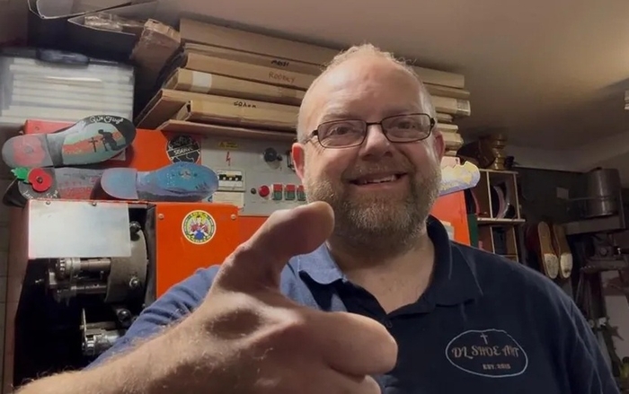 엄지손가락 절단 사고를 겪은 영국 남성 데이비드 리가 발가락을 붙인 손으로 '엄지 척'을 하고 있다. 사진=데이비드 리 / BBC 방송 캡처