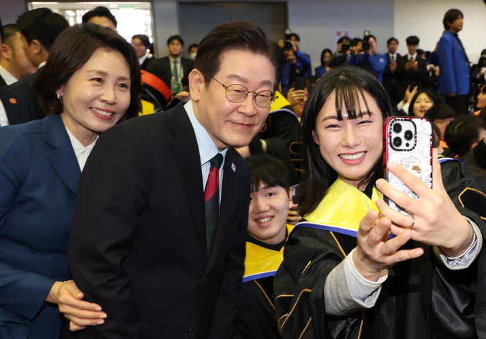 이재명 대통령과 김혜경 여사가 20일 대전 유성구 한국과학기술원(KAIST)에서 열린 학위수여식에서 졸업생들과 기념촬영을 하고 있다. 연합뉴스