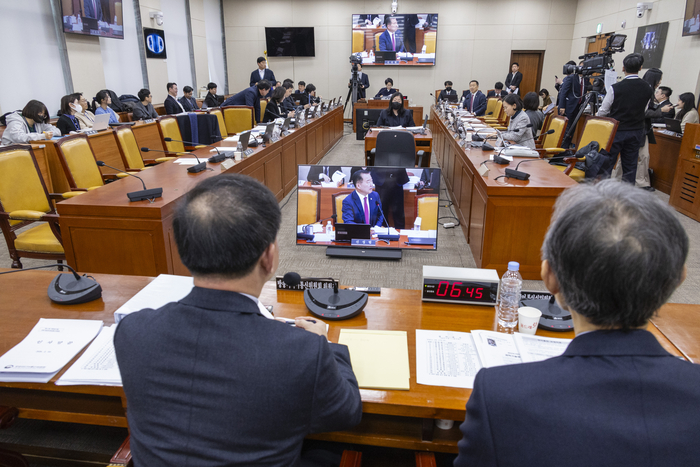 동계올림픽 보편적 시청 관련 질의에 답하는 김종철 방미통위 위원장     (서울=연합뉴스) 황광모 기자 = 김종철 방송미디어통신위원장이 10일 국회에서 열린 국회 과학기술정보방송통신위원회 전체회의에 출석해 동계올림픽 중계 독점과 보편적 시청권에 대한 국민의힘 신성범 의원 질의에 답하고 있다. 2026.2.10     hkmpooh@yna.co.kr (끝)