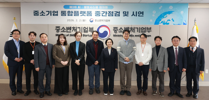 한성숙 중소벤처기업부 장관이 2일 세종 청사에서 열린 '제3차 AI·정보시스템 협의회'에서 참석자들과 기념촬영을 하고 있다.
