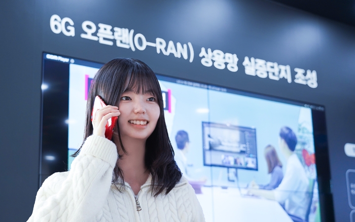 금오공대 학생이 오픈랜 상용망을 통해 5G 스마트폰을 통화를 하고 있다.