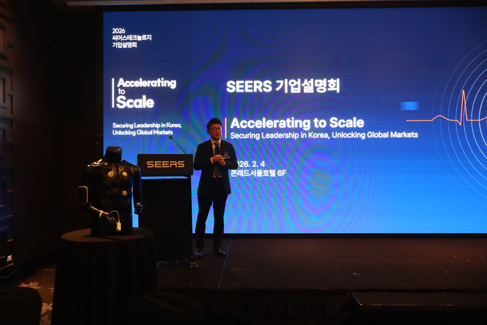 이영신 씨어스테크놀로지 대표가 4일 서울 영등포구 콘래드 서울 호텔에서 열린 기업설명회에서 향후 성장 전략을 발표하고 있다.(사진=씨어스테크놀로지)