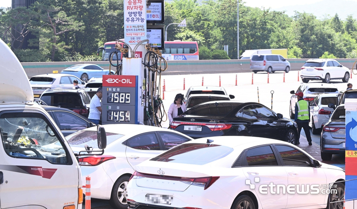 미국이 지난해 9월 이란 핵시설을 공습하고 이란이 세계 주요 원유 수송로인 호르무즈 해협 봉쇄에 나설 것이란 우려로 국제유가가 3% 넘게 급등했다. 9월 23일 서울 만남의광장 주유소에서 주유를 하기 위해 차량들이 줄지어 서 있다. 박지호기자 jihopress@etnews.com