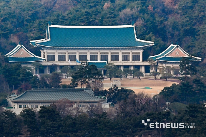 이재명 대통령이 3년 7개월 만에 청와대로 출근하며 다시 청와대 시대가 공식적으로 시작됐다. 29일 청와대 본관 앞에 봉황기가 게양돼 있다. 이동근기자 foto@etnews.com