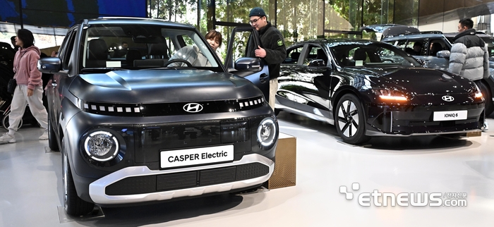 경기 고양시 현대모터스튜디오 고양에서 관람객들이 전시된 전기차량을 살펴보고 있다.   이동근기자 foto@etnews.com