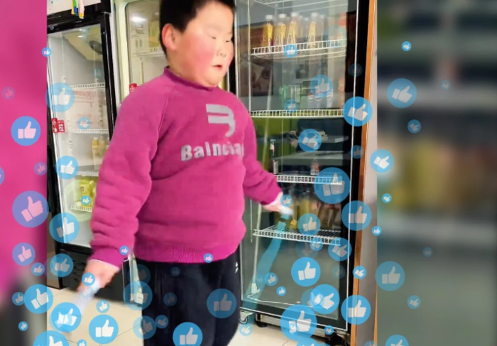 중국의 한 7세 소년이 '영상 좋아요 수만큼 줄넘기'를 하기로 한 아버지와의 약속으로 온라인에서 주목을 받고 있다. 사진=SCMP