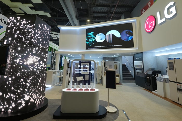 LG전자가 현지시간 5일부터 10일까지 열리는 인도 최대 규모의 산업 소재 박람회 '플라스트인디아'에 참가해 항균 기능성 소재 '퓨로텍'을 선보였다. LG전자는 부스에 세탁기·냉장고·에어컨 등 가전을 비롯 건축자재, 위생용품, 식품포장, 의료장비 등 생활 밀착형 제품군에 퓨로텍이 적용된 사례를 B2B 고객에게 소개하고, 신규 사업기회 발굴과 시장 공략에 속도를 낸다.